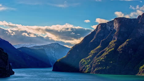 Dramatischer-Blick-Auf-Rollende-Wolken-über-Majestätischen-Bergen-Und-Dem-Meer