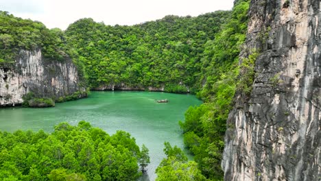 recorrido en barco privado en phi phi tailandia