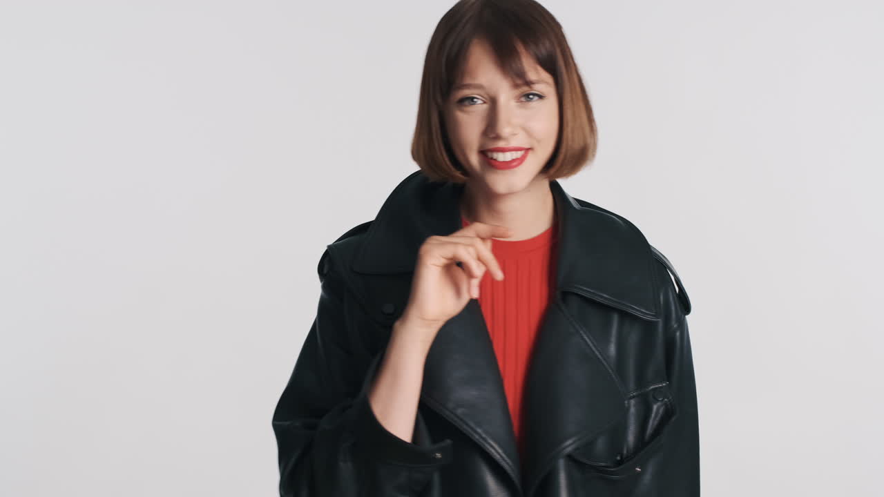 스타일리시한 소녀가 인사합니다.