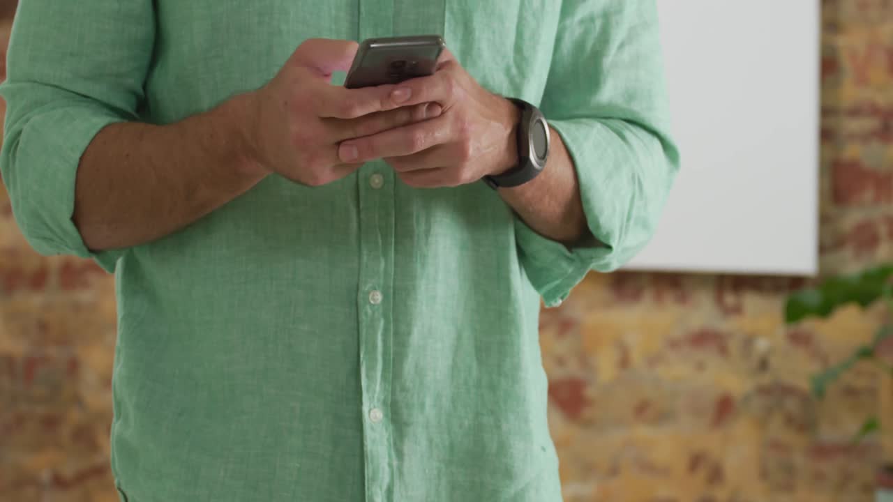 Uomo caucasico che usa il telefono