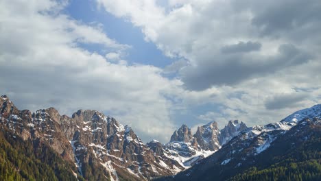 Majestad-De-Las-Montañas-Italianas:-El-Esplendor-Siempre-Cambiante-De-Los-Dolomitas:-Una-Oda-En-Time-lapse-A-La-Escarpada-Elegancia-De-La-Naturaleza