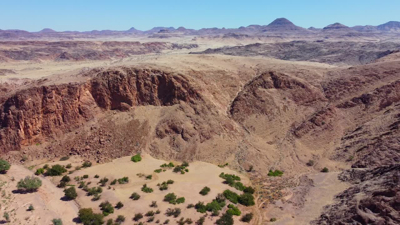 paisaje aéreo escénico de un lecho de río seco y desierto montañoso del norte de namibia-1