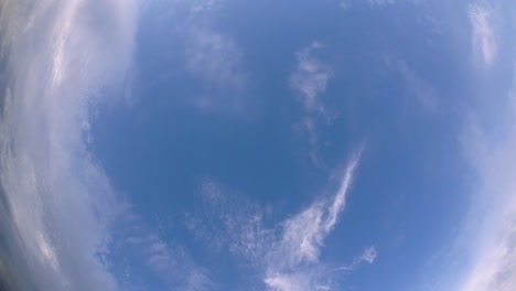 Blauer-Himmel-Und-Wolkenschicht,-Die-Sich-An-Einem-Schönen-Sonnigen-Nachmittag-Bewegen