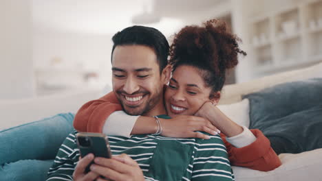 Pareja-Feliz-En-El-Sofá-Con-El-Teléfono