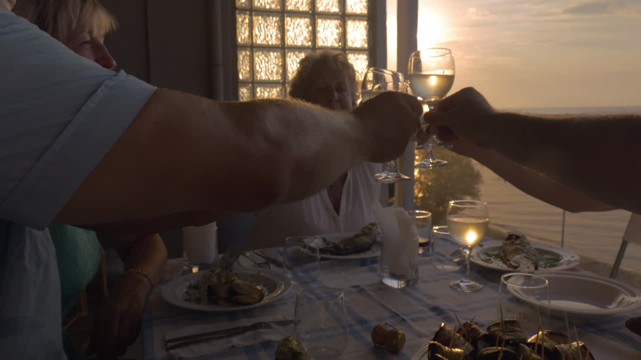 Pessoas brindando durante o jantar na varanda