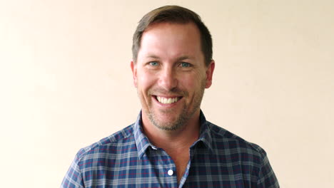 Portrait-of-a-smiling-mature-man-standing-alone