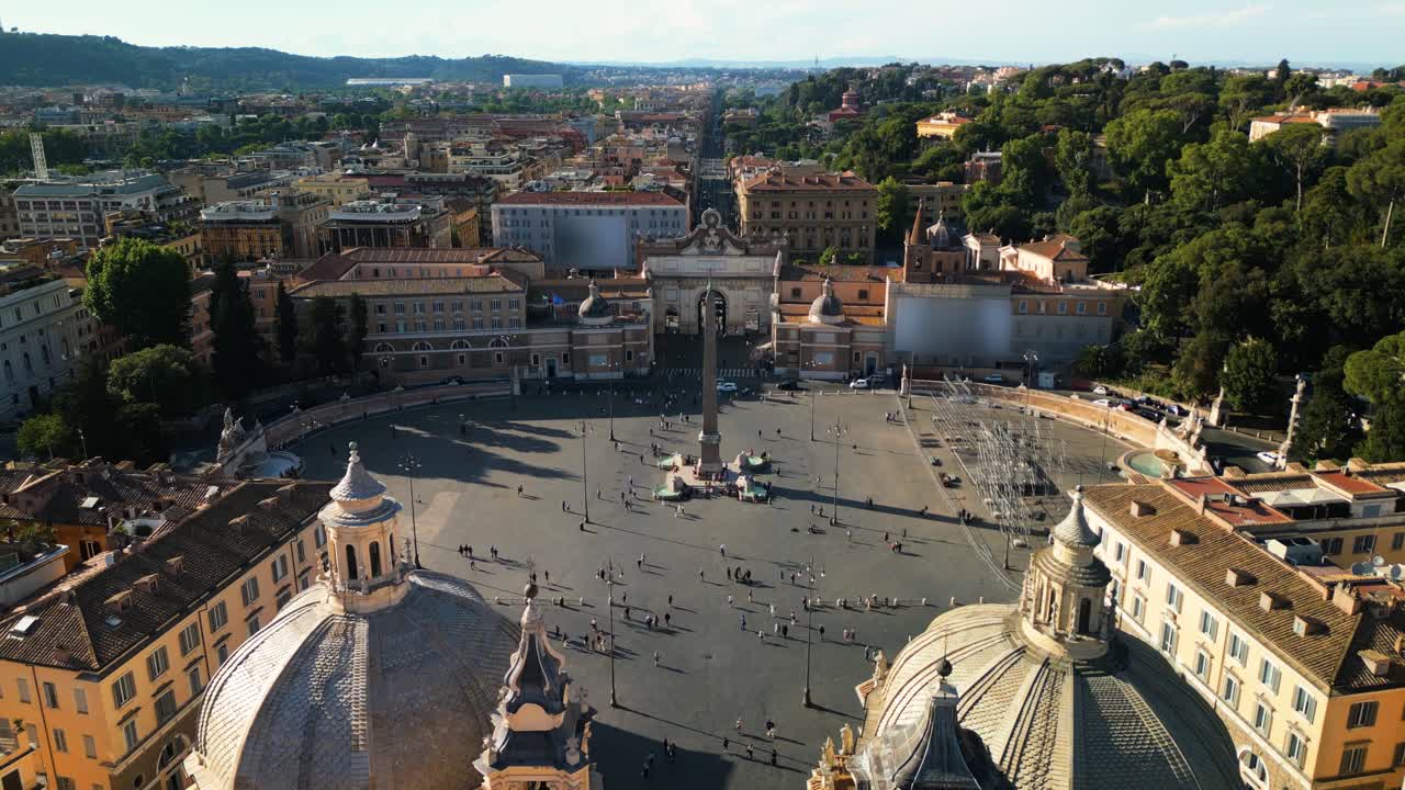 Etablerende dronebilde over Piazza del Popolo på en vakker sommerdag i Roma, Italia