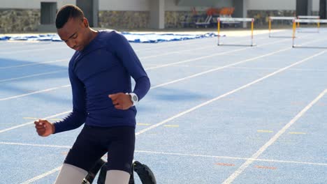 atleta discapacitado relajándose en una pista de atletismo 4k