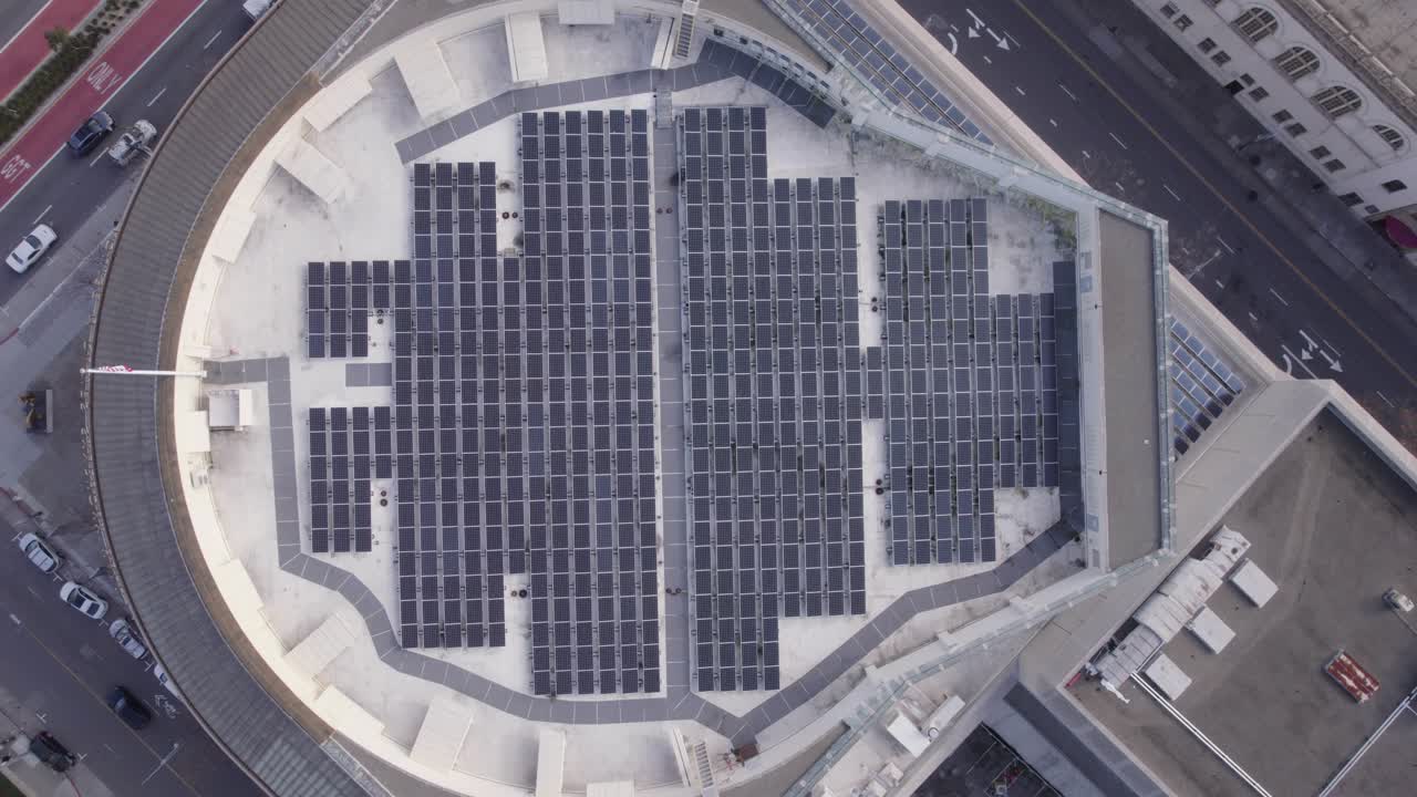 샌프란시스코 심포니 빌딩의 태양광 패널, 캘리포니아, 미국, 위에서 아래로 높은 각도 드론