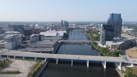 Innenstadt-Von-Grand-Rapids-Entlang-Des-Grand-River-In-Michigan,-Drohnenansicht-Aus-Der-Luft