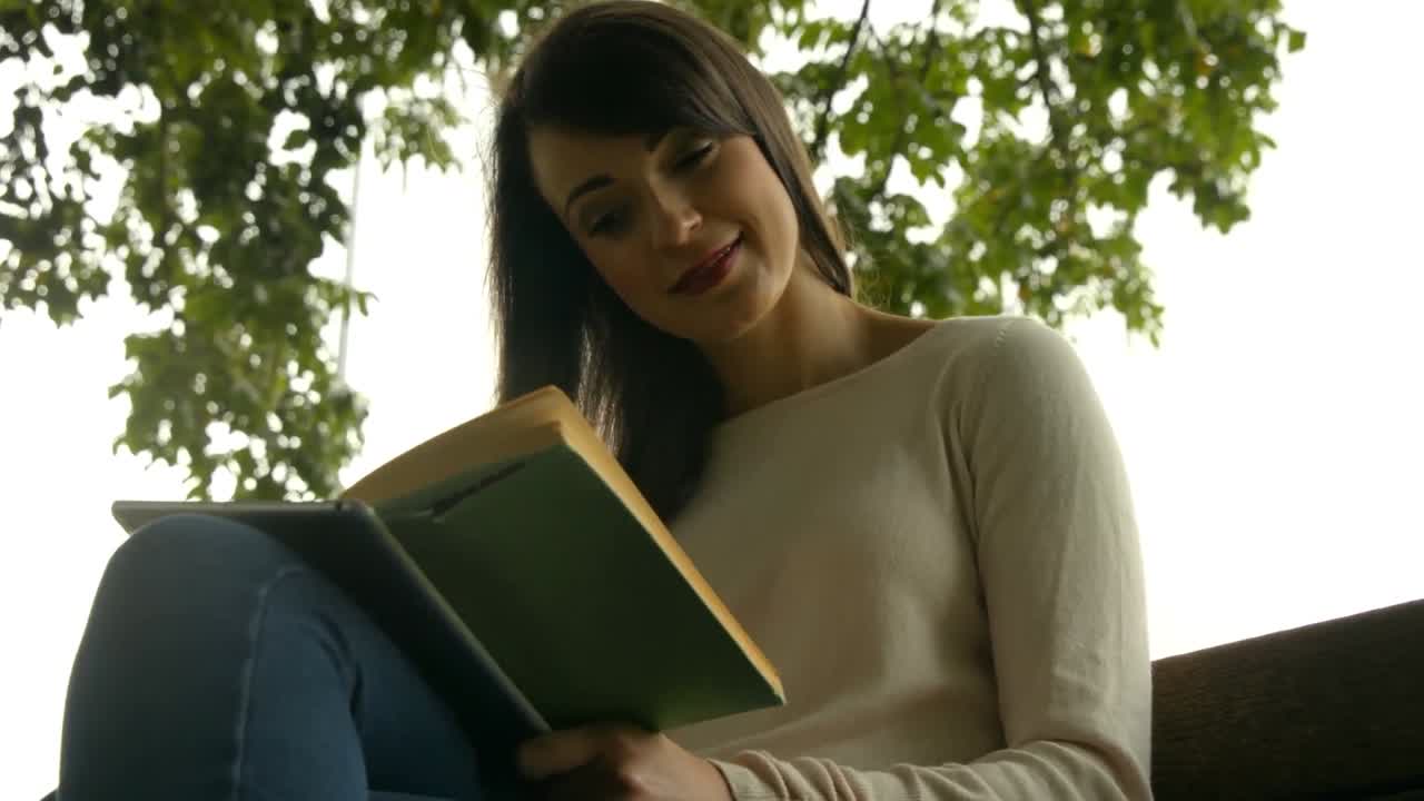 una chica bonita leyendo un libro