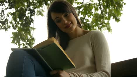 una chica bonita leyendo un libro