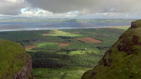 montaña binevenagh cerca de la playa cuesta abajo en la ruta costera de la calzada en irlanda del norte