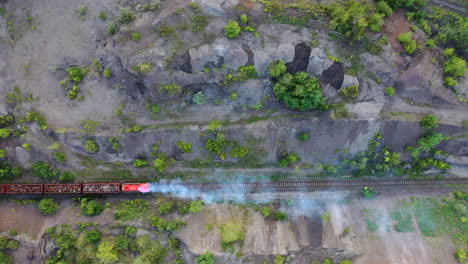 vista superior de una vía férrea con tren en la mañana de verano