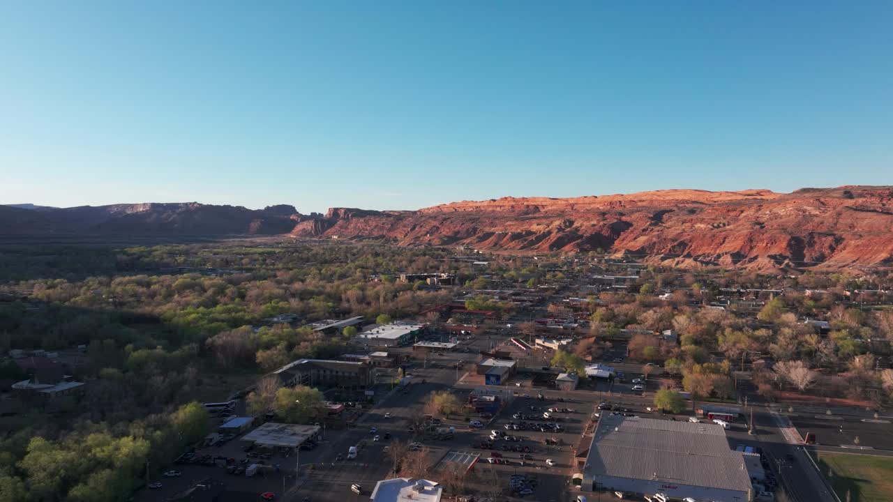 아름다운 날에 유타 주 모아브에서 아진 해가 지는 드론