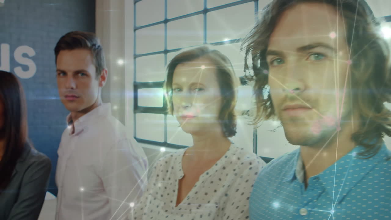 animación de conexiones entre diversas personas de negocios en la oficina