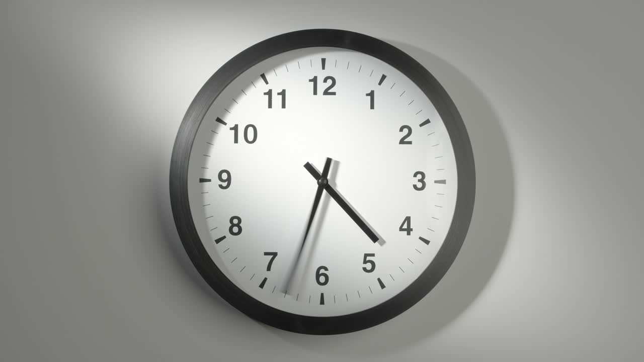 reloj en el lapso de tiempo en la pared blanca en la oficina