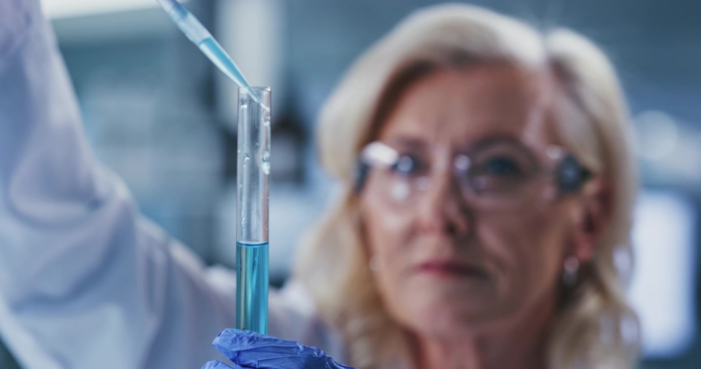 Scienziata anziana che conduce un esperimento in laboratorio