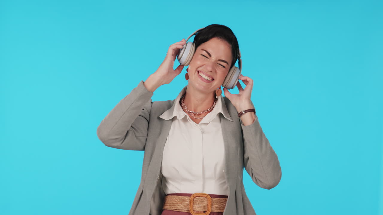 música, auriculares y mujer bailando en el estudio feliz