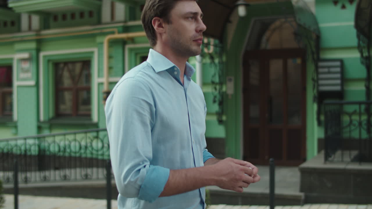 hombre de negocios usando auriculares inalámbricos al aire libre. hombre hablando con auriculares al aire libre