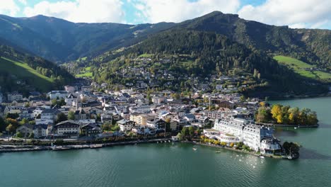 Ciudad-De-Zell-Am-See-En-El-Lago-Zeller-See-Durante-El-Verano-En-Austria---4k-Aéreo