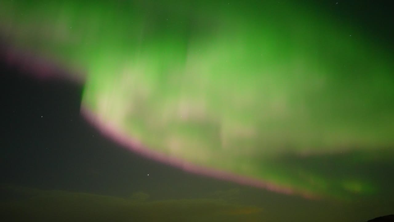 toma manual de la aurora boreal rosa verde en el cielo de islandia por la noche