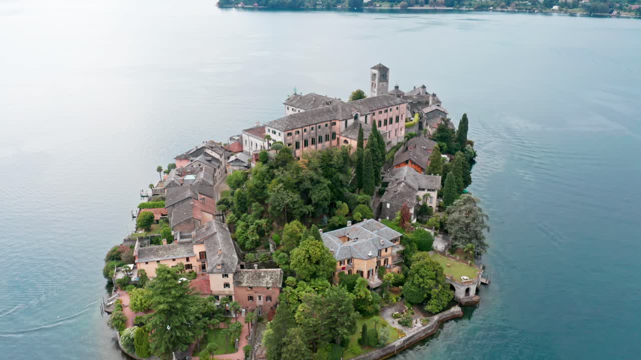 이탈리아 오르타 호수에 있는 산 줄리오 섬 (isola di san giulio) - 역사적인 건물과 울창한 초록색으로 공중에서 볼 수 있는
