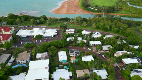 Drone-Aéreo-Junto-A-La-Playa-Océano-Mar-Suburbio-Residencial-Viviendo-Con-Río-Rápido-Arroyo-Puente