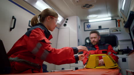 los paramédicos del equipo se preparan para la reanimación del paciente en el vehículo de emergencia