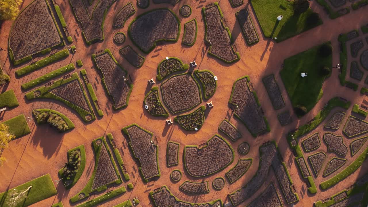 vista aérea de arriba hacia abajo que se acerca a los jardines de rosas simétricos en el rosedal de palermo, buenos aires, argentina