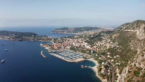 vista aérea del puerto y la hermosa costa con edificios durante el día soleado