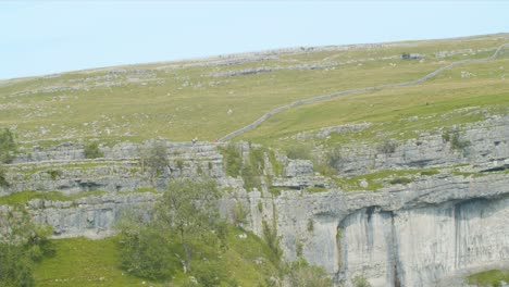 toma estática de caminantes en malham cove, yorkshire del norte, inglaterra