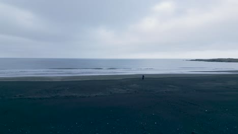 stokksnes 해안에서 남자의 고립 된 보기