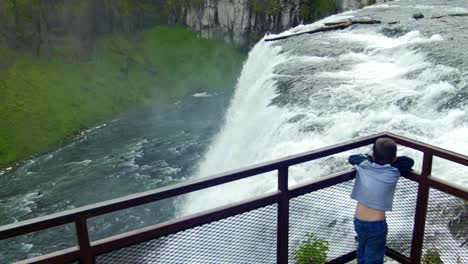 Una-Hermosa-Vista-En-Cámara-Lenta-De-Mesa-Falls-En-Idaho