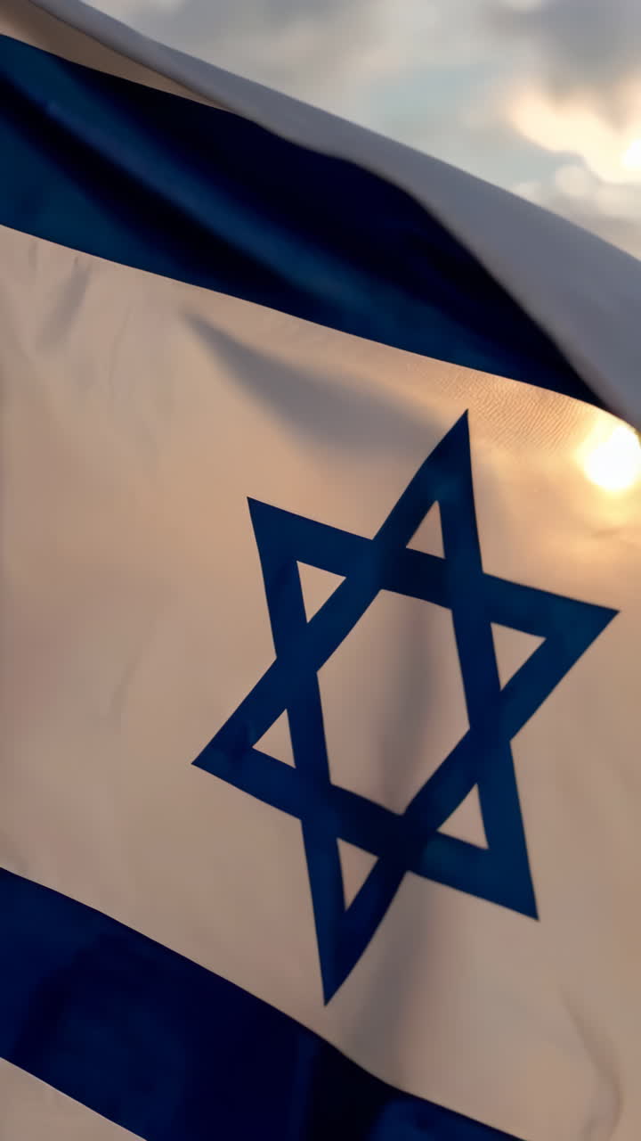 Bandiera israeliana al tramonto.