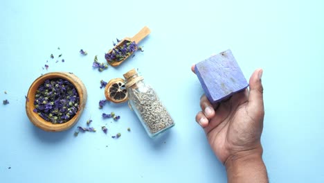 jabón de lavanda hecho a mano e ingredientes naturales