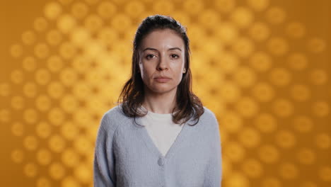 persona vestida con ropa casual de pie, aislada sobre el fondo del estudio