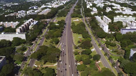 Fahrzeuge-Auf-Städtischen-Schnellstraßen-Mit-Hoher-Geschwindigkeit-Gefahren,-Städtische-Verkehrsinfrastruktur