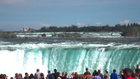 Turistas-Con-Vistas-A-Las-Cataratas-Del-Niágara-En-El-Fondo