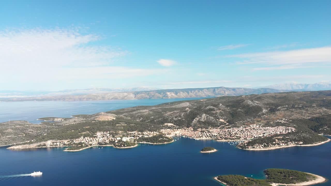 페리가 프레임을 가로지르는 동안 매우 아름답고 큰 이온 크로아티아에서 우리를 밀어내는 드론