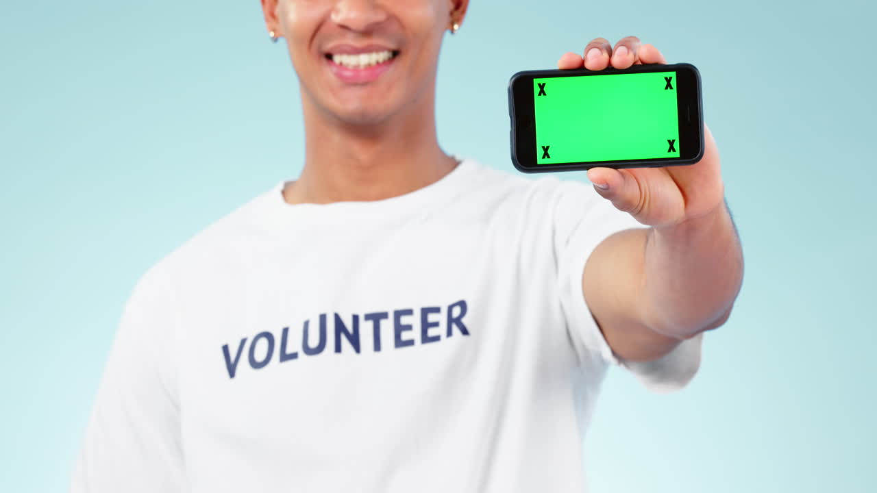 teléfono, pantalla verde y primer plano del hombre en el estudio