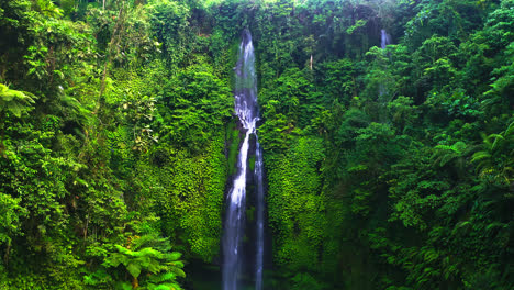 Fidschi-Wasserfall,-Der-Die-überwucherte,-üppig-Grüne-Regenwaldklippe-Hinunterstürzt