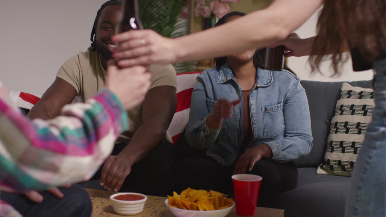 집에서 친구들과 함께 미국 독립의 날인 7월 4일을 축하하고, 술과 함께 환호하고 있다.