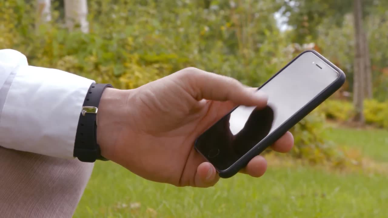 스마트 폰 을 사용하는 사람 의 클로즈업