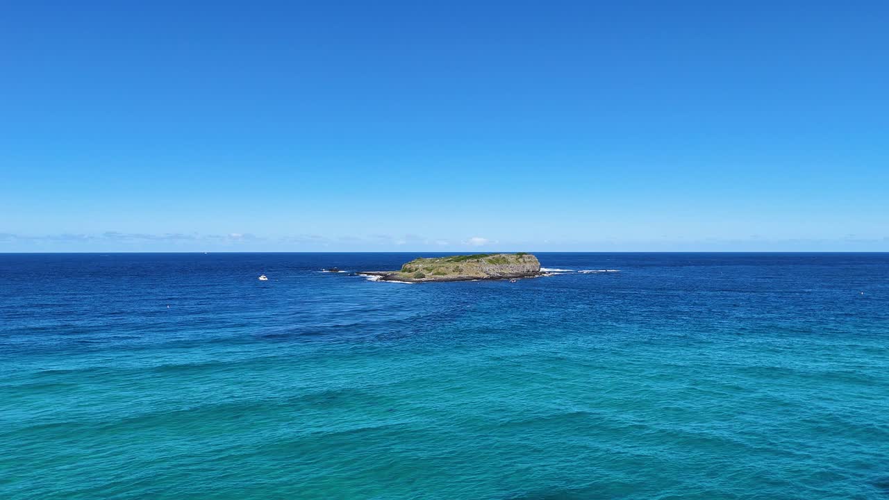 화산 암석 형성 근처의 평온한 바다 파도