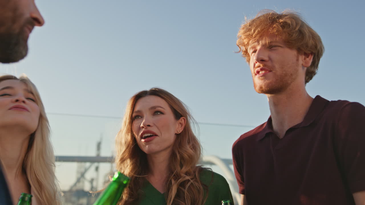 행복한 사람들은 은 지붕에서 가까이 앉아 즐긴다. 다양한 웃는 친구들