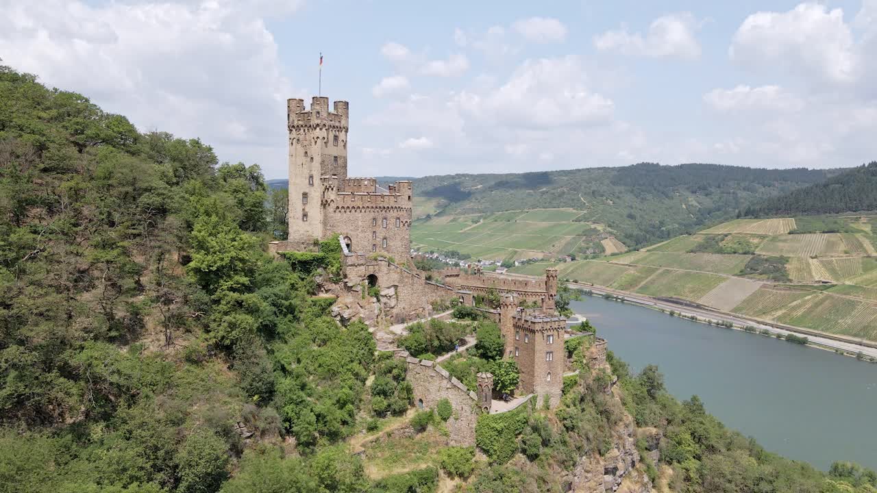 Riprese aeree del castello di Reichsburg Cochem con il fiume Reno sullo sfondo