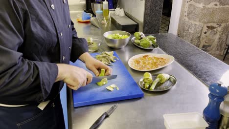 Cortando-Lentamente-Las-Alcachofas-En-Finas-Tiras-Para-Hacer-Carpaccio