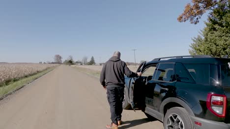 Autoprobleme-Und-Mann-Steigt-Aus,-Um-Unter-Die-Motorhaube-Zu-Schauen