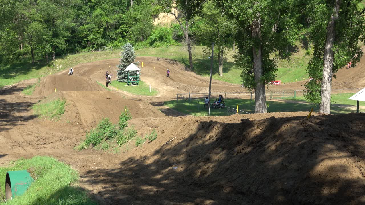 Motocross : des pilotes sautent et font la course sur une piste de terre